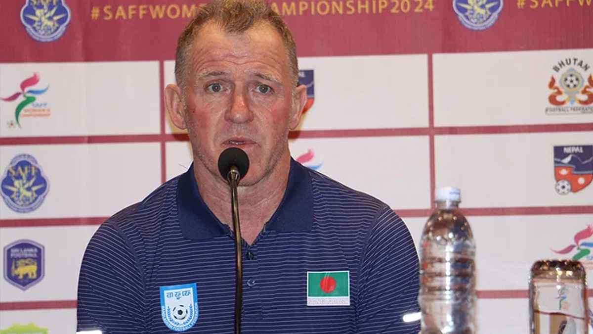 নারীদের চ্যাম্পিয়ন করেই ‘পদত্যাগ’ করলেন কোচ পিটার বাটলার